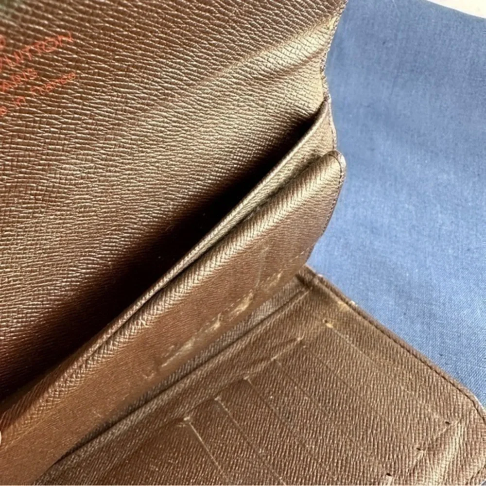 AUTHENTIC Louis Vuitton wallet. Monogram canvas.